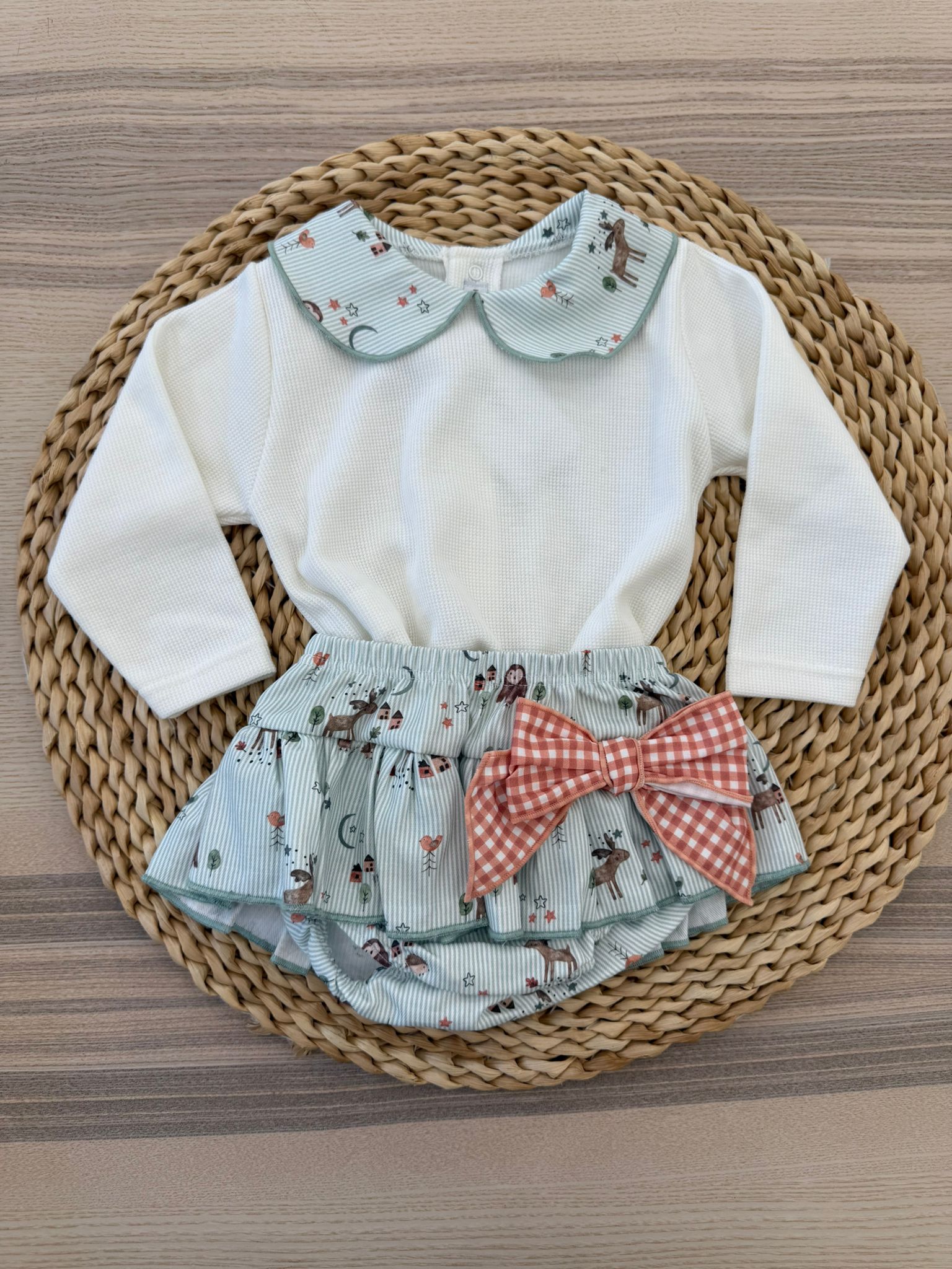 Completo due pezzi gonnellina e blusa con collo fantasia