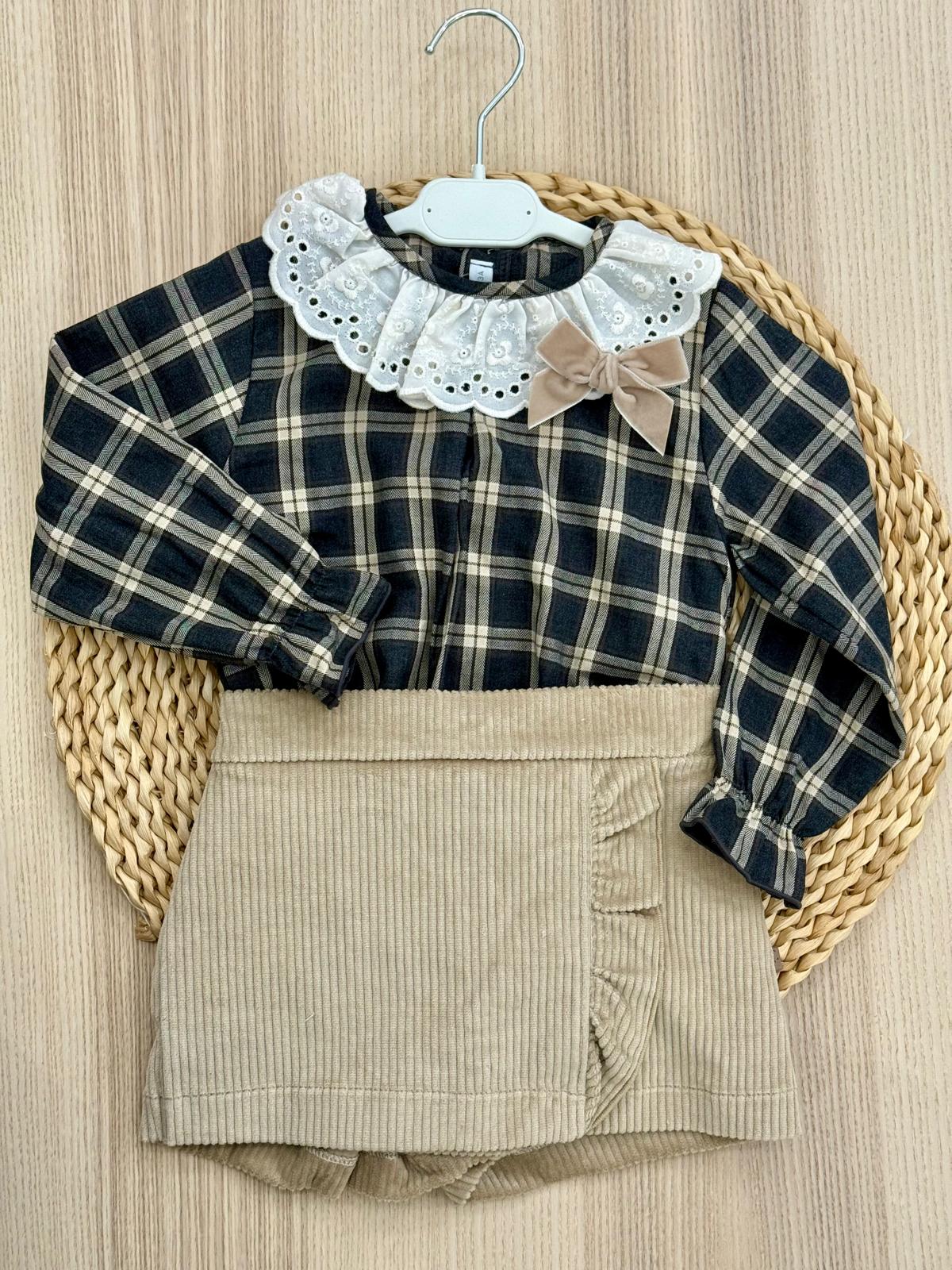 Completo con pantagonna e camicia con collo di pizzo sangallo