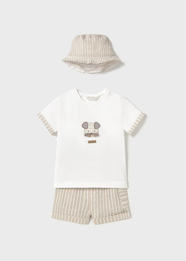 Completo con pantalone, maglietta e cappello