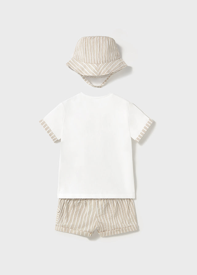 Completo con pantalone, maglietta e cappello