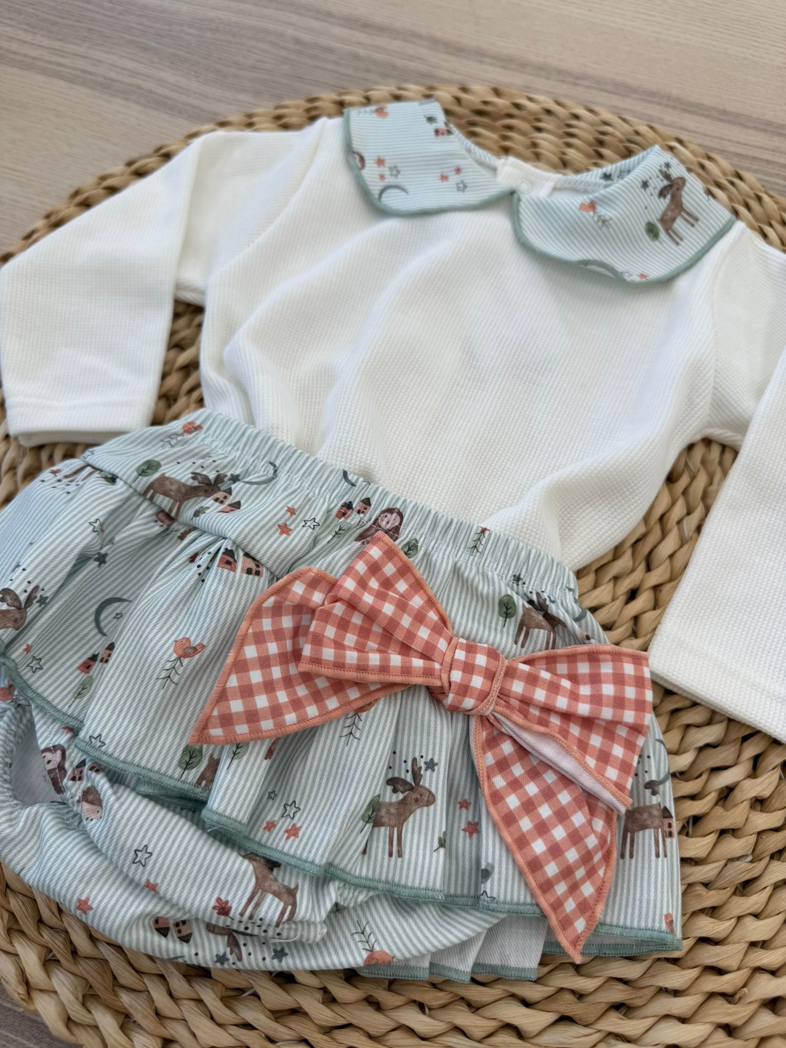 Completo due pezzi gonnellina e blusa con collo fantasia