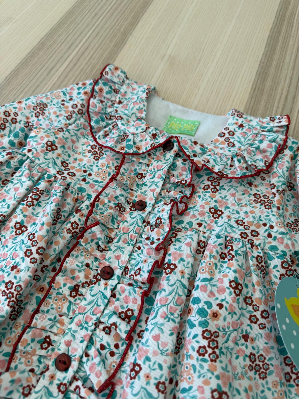 Abito con fiori stilizati