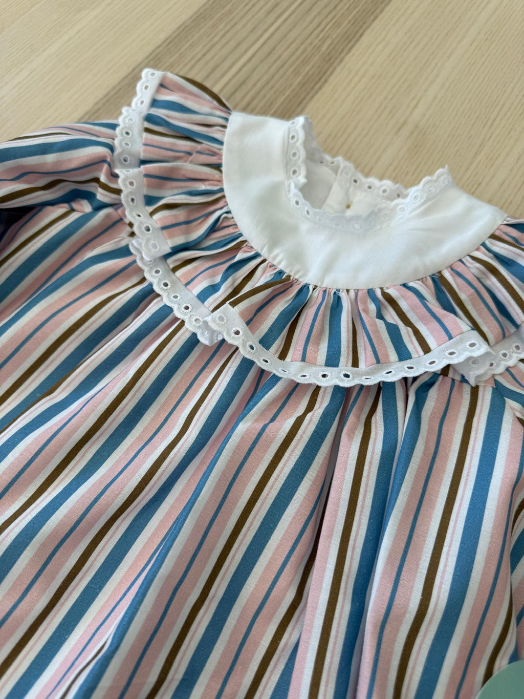Abito a righe con colla con vollant
