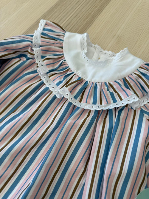 Abito a righe con colla con vollant