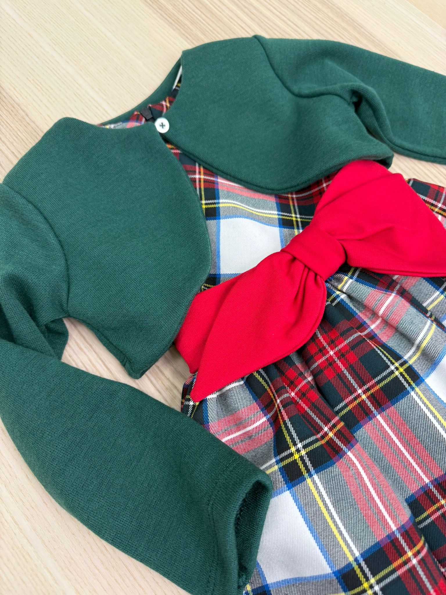 Abito in tartan con fiocco rosso