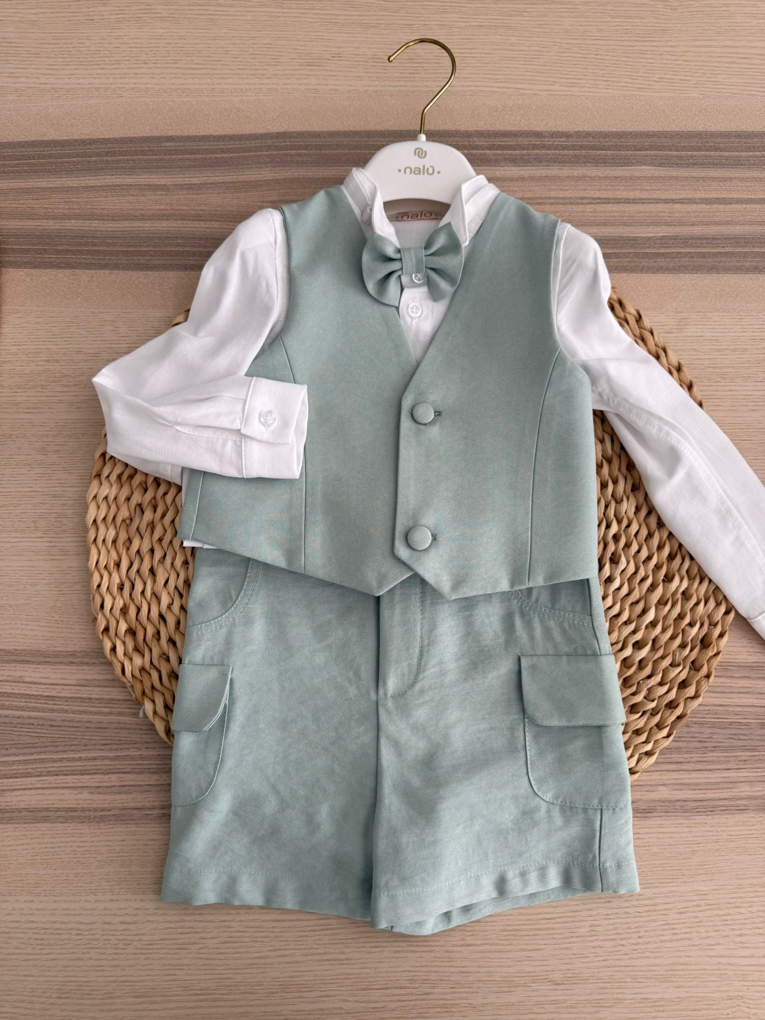 Completo con panciotto e pantaloncino cargo color Salvia in viscosa